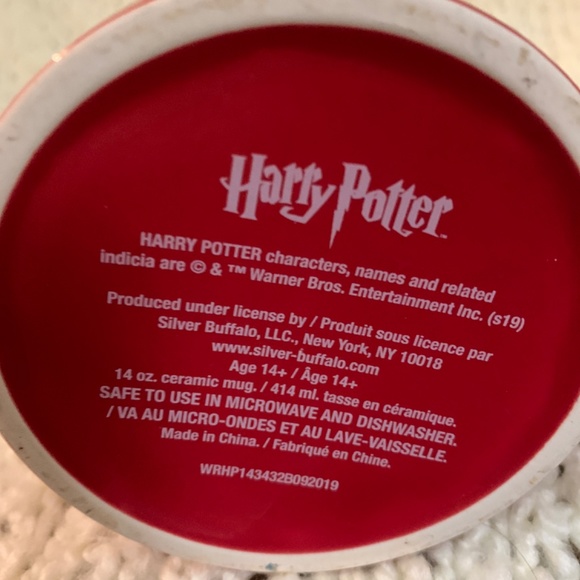 Harry Potter Hogwarts Christmas mug. - Picture 3 of 3